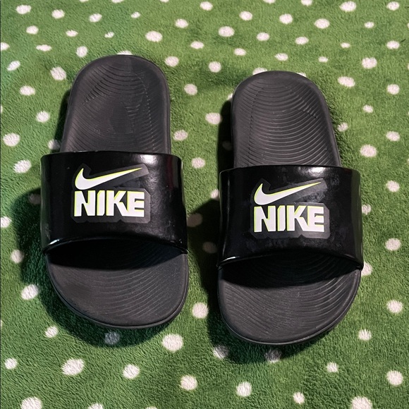 Kids Nike Black and White Slide Sandals - Picture 1 of 5